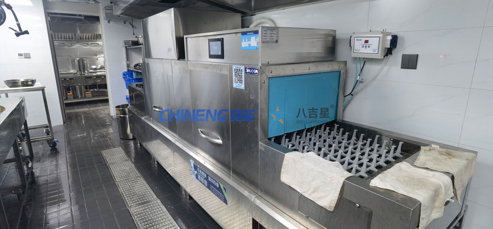 深圳光明貝特瑞2樓員工食堂廚房清洗間長龍洗碗機(jī)